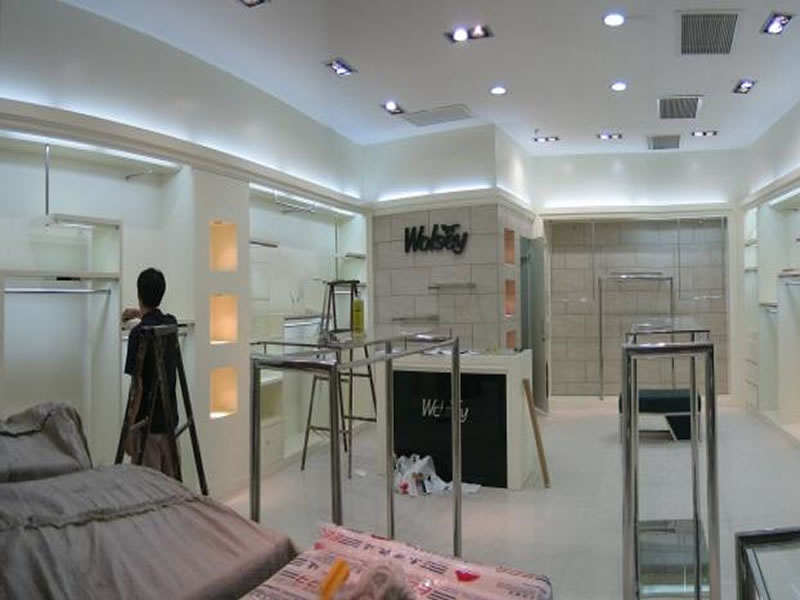 店鋪道具定制:商業(yè)空間賦能的創(chuàng)新引擎